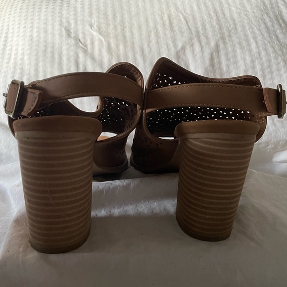 Universal Thread Cutout Peep Toe Stacked Heel - Picture 5 of 6